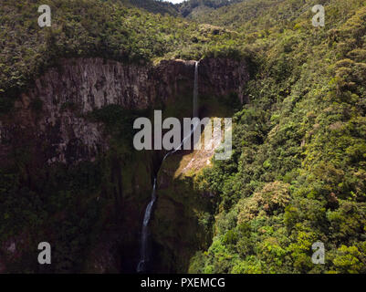 Point de vue aérienne Vue de dessus de 500 pieds de hauteur chute d'eau dans la jungle de l'île tropicale de l'île Maurice. Banque D'Images