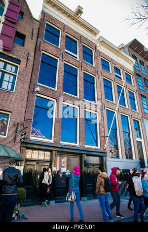 AMSTERDAM, Pays-Bas - Mars, 2018 : les touristes prendre des photos à l'entrée de la maison d'Anne Frank situé dans le vieux quartier central à Amsterdam Banque D'Images