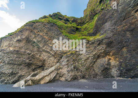 Plage de sable noir de Reynisfjara qui jouit des orgues basaltiques étonnantes formations rocheuses, une covern voûtée, et rock sea stacks visible de la plage dans le son l'Islande Banque D'Images