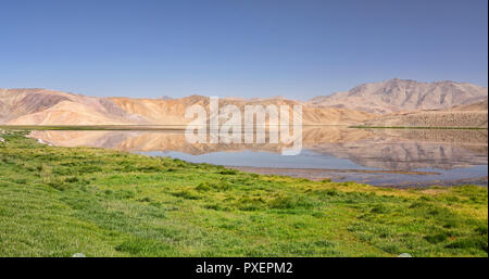 Dans les montagnes d'eau douce, le lac Bulunkul magnifique, Bulunkul Pamir, Haut-badakhchan, Tadjikistan Banque D'Images