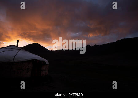 Yourte kirghize se découpant dans le coucher du soleil, Kara Jilga, Pamir, dans la région autonome du Haut-Badakhchan au Tadjikistan, Banque D'Images