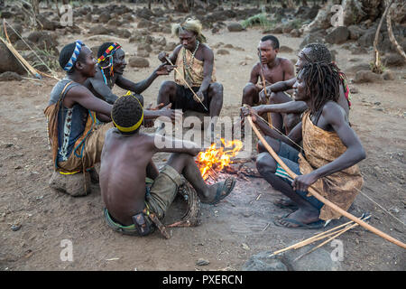 Hazda tribu bushmen au lac Eyasi en Tanzanie Banque D'Images