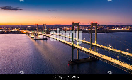 Vue aérienne du Delaware Memorial Bridge au crépuscule. Banque D'Images