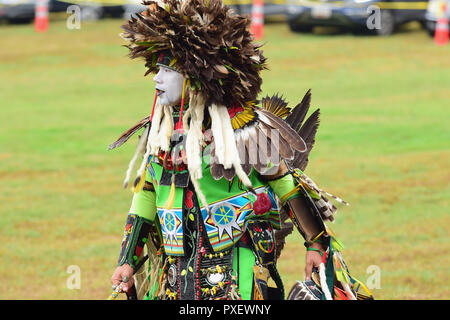 Native American mâle avec visage peint en costume traditionnel et à plumes robe tête Banque D'Images