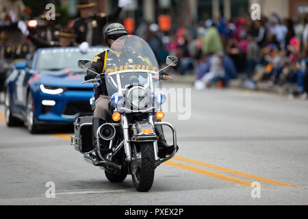 Indianapolis, Indiana, USA - 22 septembre 2018 : Le Cercle City Parade classique, agent de police à cheval une moto pendant la parade Banque D'Images