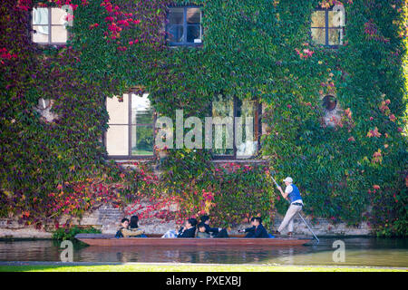 Les touristes en barque sur la rivière Cam à Cambridge par un mur de lierre de Boston sur une journée ensoleillée d'automne. Banque D'Images