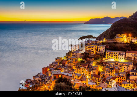 Riomaggiore village de pêcheurs au coucher du soleil (Cinque Terre, Italie) Banque D'Images