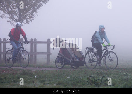 Personne sur un vélo par la rivière Cam à Cambridge au petit matin sur un jour brumeux brumeux Banque D'Images