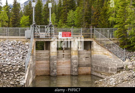 Le lac Minnewanka, BANFF, ALBERTA, CANADA - Juin 2018 : Vannes fermées pour contrôler le niveau d'eau sur le lac Minnewanka près de Banff. Banque D'Images
