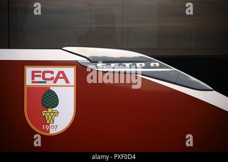 Taunusstein-Wehen, Allemagne - 07 octobre 2018 : Les armoiries du club de football FC Augsburg sur bus de l'équipe à un match de ligue nationale junior sur Octobe Banque D'Images