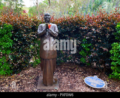 Statue de Sri Chinmoy dans le jardin parfumé à l'école Sir James Mitchell Park dans le sud de Perth. Perth, Australie occidentale Banque D'Images