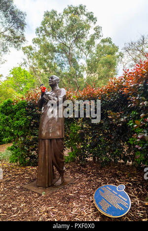 Statue de Sri Chinmoy dans le jardin parfumé à l'école Sir James Mitchell Park dans le sud de Perth. Perth, Australie occidentale Banque D'Images