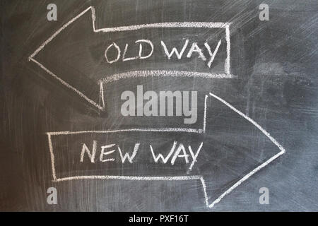 Vieille manière, nouvelle façon écrit sur tableau. Concept de changement Banque D'Images