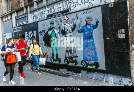 Les piétons et les graffitis, Londres, Angleterre, Royaume-Uni. Banque D'Images