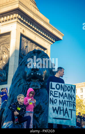 20 octobre 2018 ; 700k personnes ont participé à la marche dans le centre de Londres pour demander un vote des habitants sur Brexit. Le Royaume-Uni devrait quitter l'UE en mars 2019. Banque D'Images
