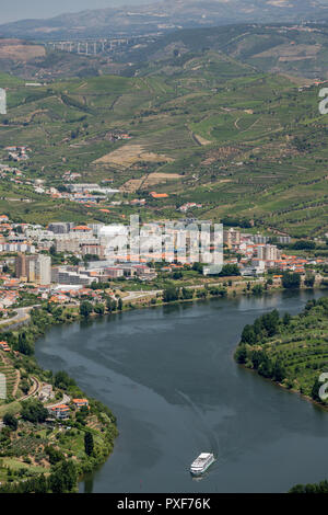 Les modèles de vignes en vignes dans l'Alto Douro La région de Porto du Portugal en été à l'égard de la région de peso da Regua Douro et Banque D'Images