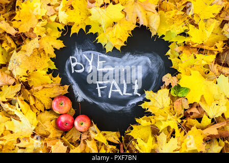 Tableau noir avec cadre de feuilles en forme de coeur. Mot BYE l'automne est écrit là Banque D'Images