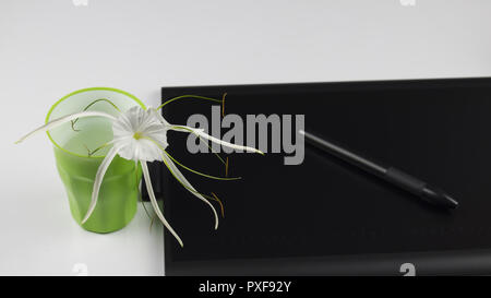 Tablette numérique placé sur une table Banque D'Images