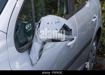 Rétroviseur voiture endommagée réparée à l'aide de ruban adhésif Banque D'Images