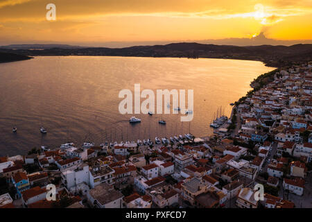 Vue supérieure de la marina d'Ermioni, au crépuscule, sur la mer Egée, en Grèce. Banque D'Images