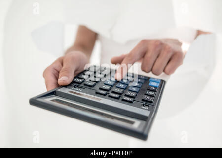 Close up.l'homme d'affaires utilise la calculatrice. Banque D'Images