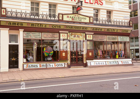 James Smith & Sons - un célèbre fabricant de coordination établi à Londres dans les années 1830 et encore en activité aujourd'hui à New Oxford Street à Londres, Angleterre Banque D'Images