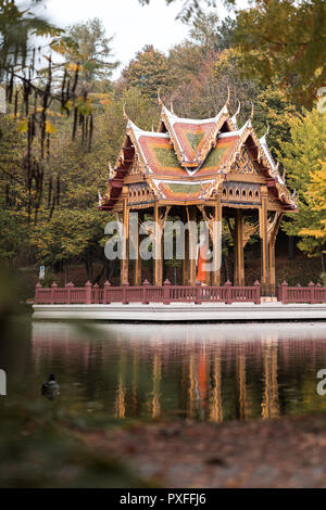 Beau temple thaïlandais, parc de la ville de Munich, dans autmung avec de jolies couleurs. Banque D'Images