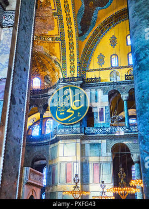 L'un des huit volets calligraphiques qui pendait au niveau de l'Exedra et la partie supérieure de la galerie sud de la nef de la mosquée Sainte-Sophie. Istanbul. Banque D'Images