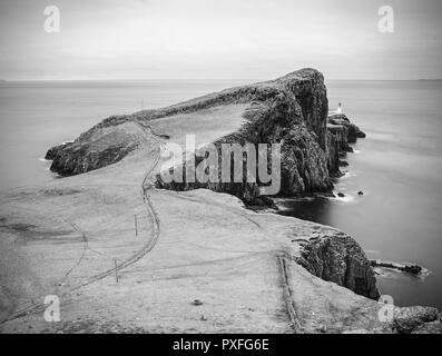 Falaises de Neist point phare du cap et en noir et blanc. Destination de voyage populaires sur l'île de Skye, en Ecosse. Banque D'Images