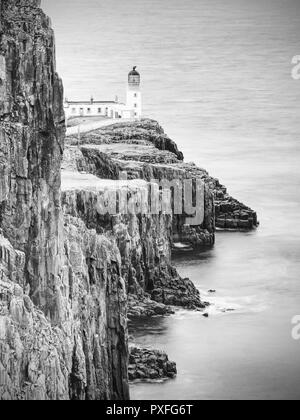 Falaises de Neist point phare du cap et en noir et blanc. Destination de voyage populaires sur l'île de Skye, en Ecosse. Banque D'Images