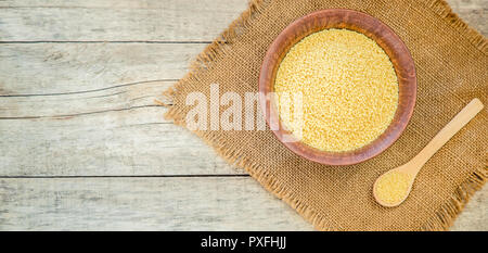 Couscous en teralke sur la table. Focus sélectif. la nourriture. Banque D'Images