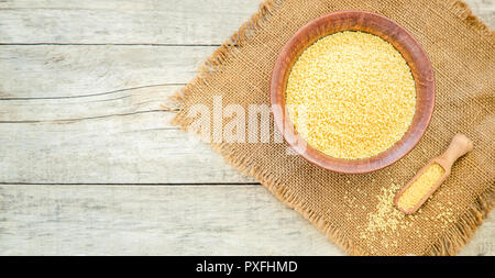 Couscous en teralke sur la table. Focus sélectif. la nourriture. Banque D'Images