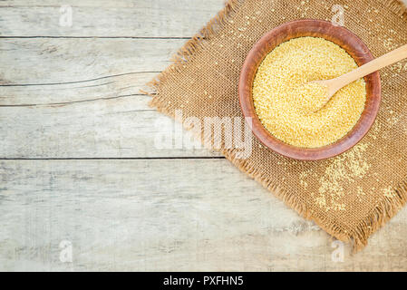 Couscous en teralke sur la table. Focus sélectif. la nourriture. Banque D'Images