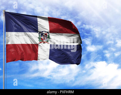 Drapeau national de la République dominicaine sur un poteau en face de ciel bleu. Banque D'Images