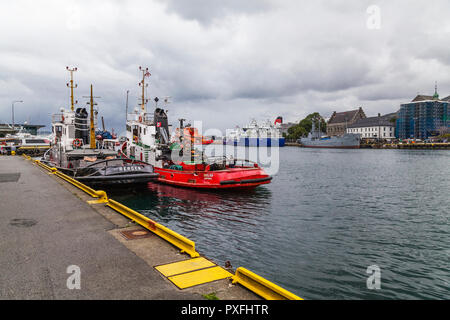 Deux remorqueurs amarrés au port de Bergen, Norvège. Vulcanus (construit 1959) et Skilso (Skilsø) construit en 1958. En arrière-plan, poisson carri cargo moderne Banque D'Images