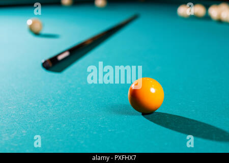 Boules de billard sur la table verte avec billiard cue. Banque D'Images