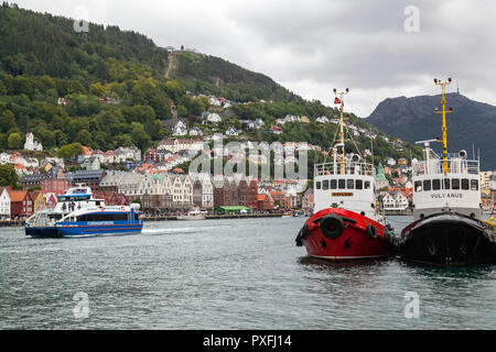 Deux remorqueurs amarrés au port de Bergen, Norvège. Vulcanus (construit 1959) et Skilso (Skilsø) construit en 1958. En arrière-plan, rendez-vous Rygertroll catamaran Banque D'Images