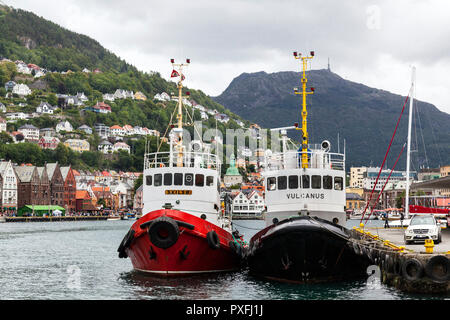 Deux remorqueurs amarrés au port de Bergen, Norvège. Vulcanus (construit 1959) et Skilso (Skilsø) construit en 1958. En arrière-plan, le Mont Fløyen et mont Banque D'Images