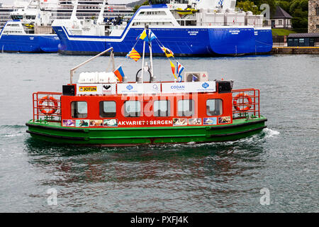 Le petit port ferry Beffen en face. Les transporteurs de fret des poissons modernes RO RO, Fortune et de l'Ouest RO Serveur, dans l'arrière-plan. Banque D'Images