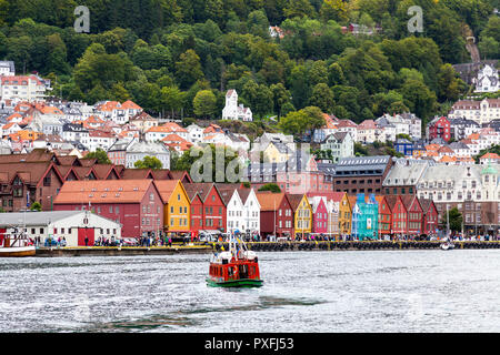 Le petit port ferry Beffen traversant le port de Bergen, Norvège. La voile vers Bryggen, l'UNESCO patrimoine mondial dans le port. Ar hanséatique Banque D'Images