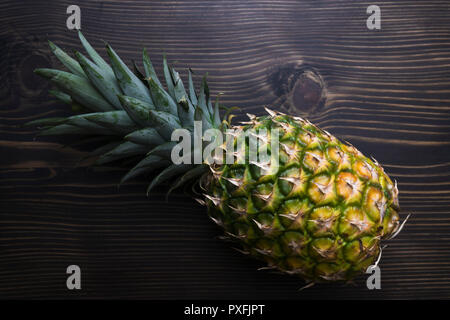 L'ananas mûr sur une table en bois, d'en haut Banque D'Images