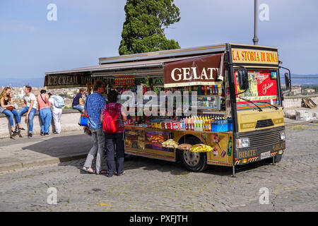 Couple de touristes d'acheter des collations et des boissons de camion alimentaire dans le mont Janicule Terrasse, Rome Banque D'Images