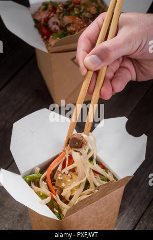 Homme hand holding chopsticks Banque D'Images