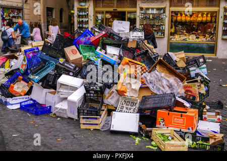 Tas de détritus laissés derrière après avoir marché dans la Piazza Campo de' Fiori, Rome, Italie Banque D'Images