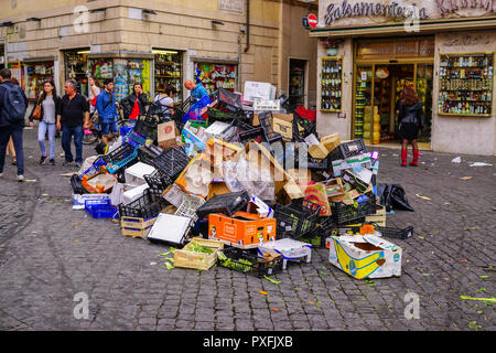 Tas de détritus laissés derrière après avoir marché dans la Piazza Campo de' Fiori, Rome, Italie Banque D'Images