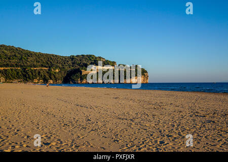 Vue du Sanctuaire de Montagna Spaccata à partir de la plage de Serapo, Gaeta, Italie Banque D'Images