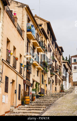 Granada, Espagne, Avril 06, 2018 : Street View de l'arrondissement historique de l'Albaicin de Grenade, Andalousie, Espagne Banque D'Images