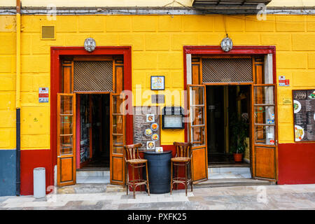 Granada, Espagne, Avril 06, 2018 : Street View de l'arrondissement historique de l'Albaicin de Grenade, Andalousie, Espagne Banque D'Images