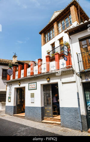 Granada, Espagne, Avril 06, 2018 : Street View de l'arrondissement historique de l'Albaicin de Grenade, Andalousie, Espagne Banque D'Images