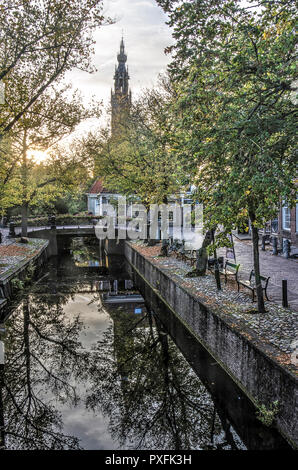 Edam, Pays-Bas, Octobre 7, 2018 : la vue de la place du Dam le long du canal vers la tour Voorhaven De Kleine Kerk (petite église) à l'automne Banque D'Images